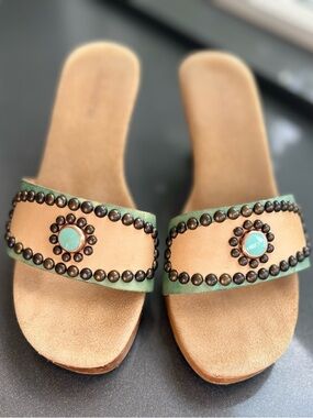 These are vintage-style Madeline Hacienda slide sandals.